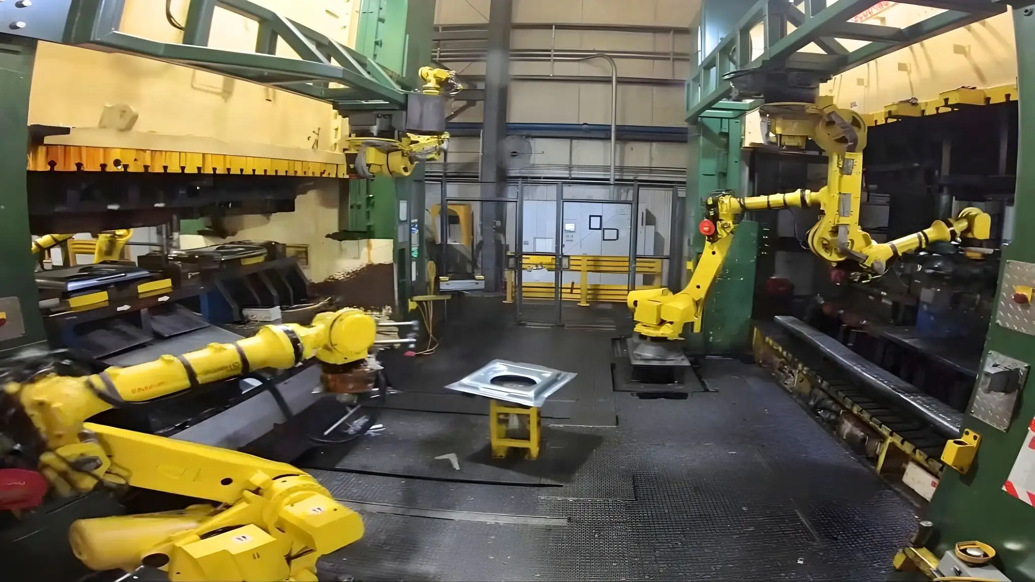 Sự khác biệt giữa dập kim loại so với đúc khuôn và ứng dụng của robot