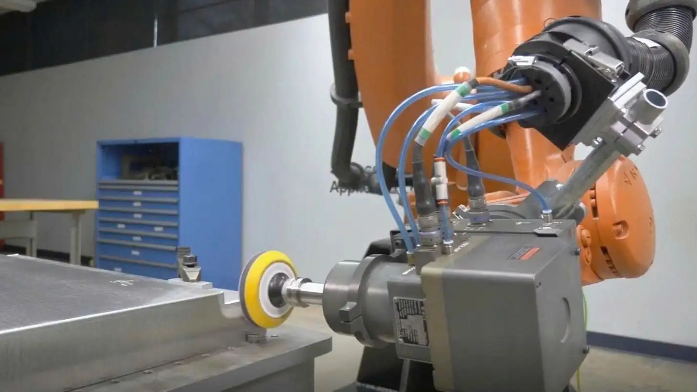 Hệ robot đánh bóng và các giải pháp sáng tạo của Robotnext 3 Robot công nghiệp thực hiện đánh bóng cạnh kim loại với độ chính xác cao