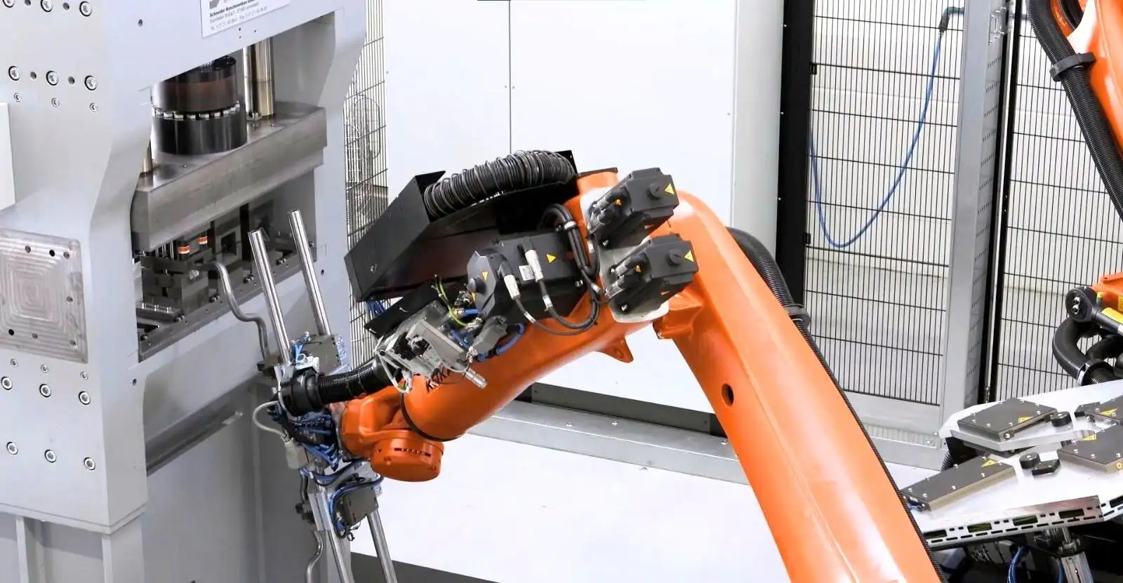 Robot công nghiệp tự động cấp phôi vào máy dập, giúp tối ưu tốc độ sản xuất và đảm bảo độ chính xác