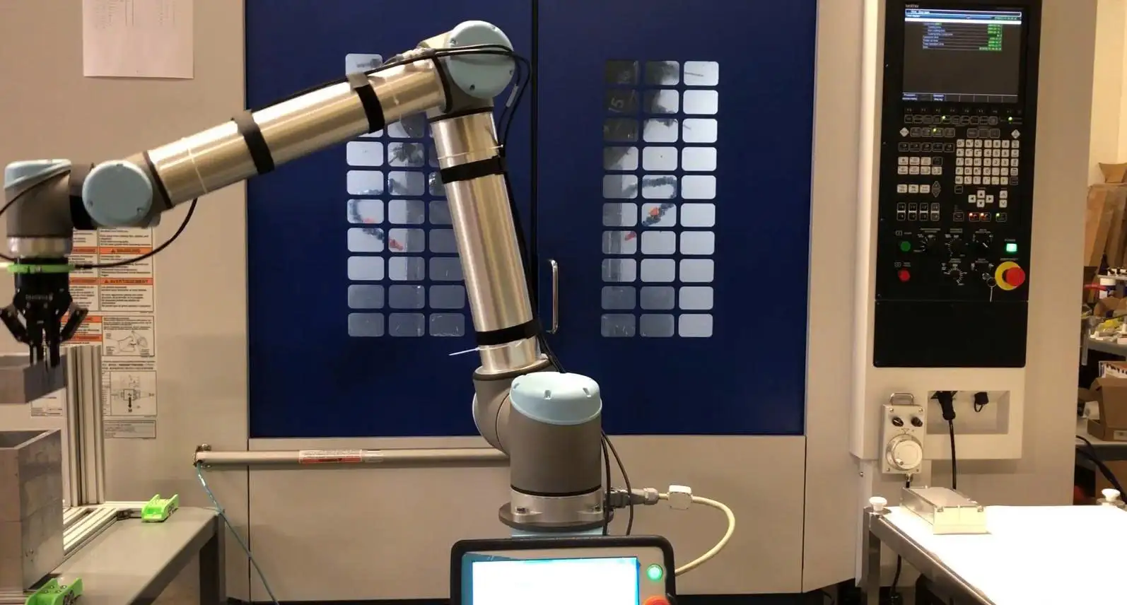 Ứng dụng robot công tác cho máy CNC, máy công nghiệp năm 2025