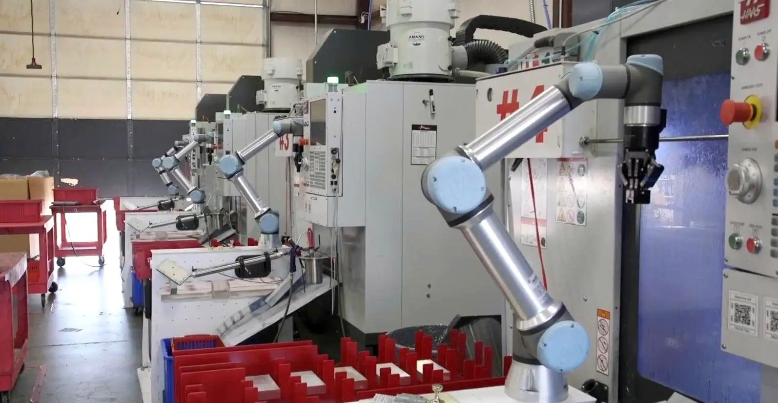 Robot cộng tác (cobot) tự động cấp phôi và lấy sản phẩm tại máy CNC, giúp tăng năng suất