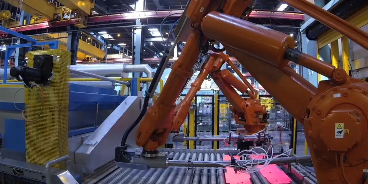 Robot gắp phôi chuyền sang máy dập trong sản xuất công nghiệp