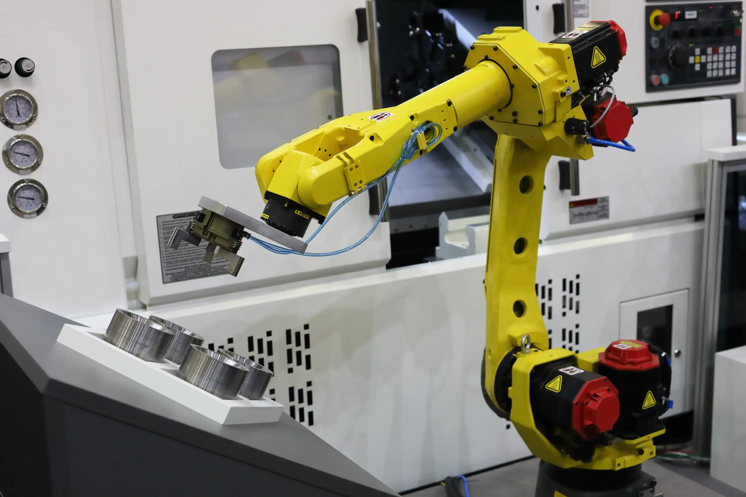 Thách thức lớn khi phối hợp vận hành giữa máy CNC và robot công nghiệp 2 Phối hợp vận hành giữa máy CNC và robot trong sản xuất