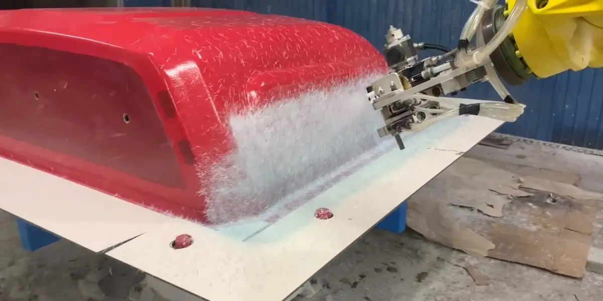 Công nghệ phun sợi FRP là gì? Lợi ích và ứng dụng 5 Cận cảnh cánh tay robot đang thực hiện quá trình phun sợi FRP
