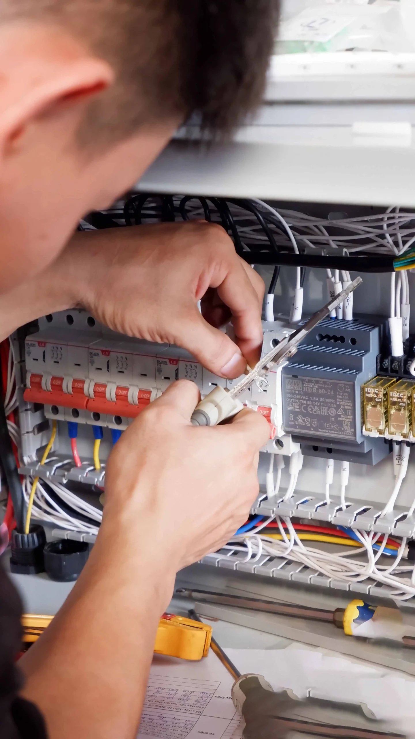 Kỹ thuật viên tại Robotnext sửa chữa tủ điều khiển robot