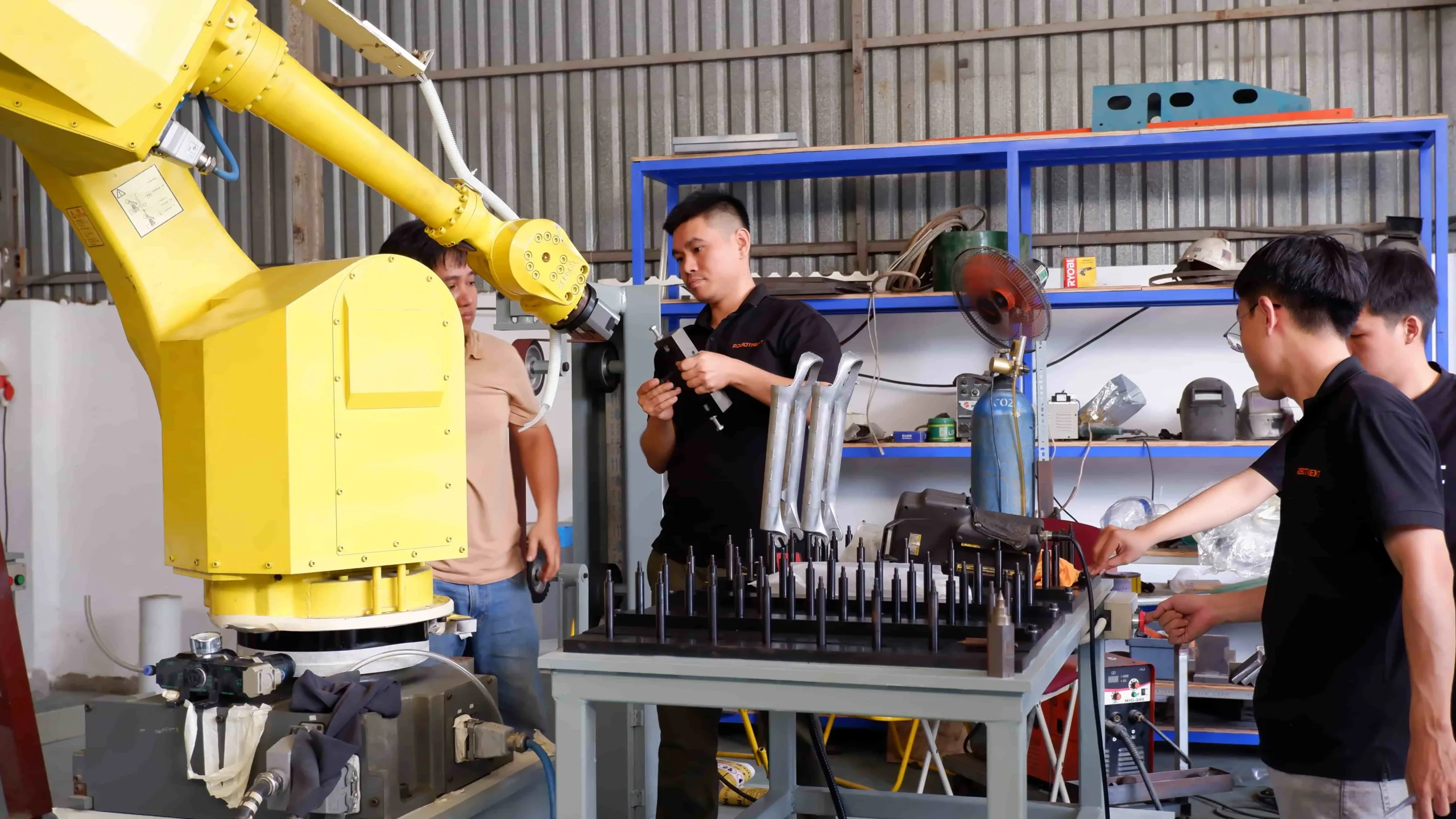Con người kết hợp với robot trong quy trình sản xuất
