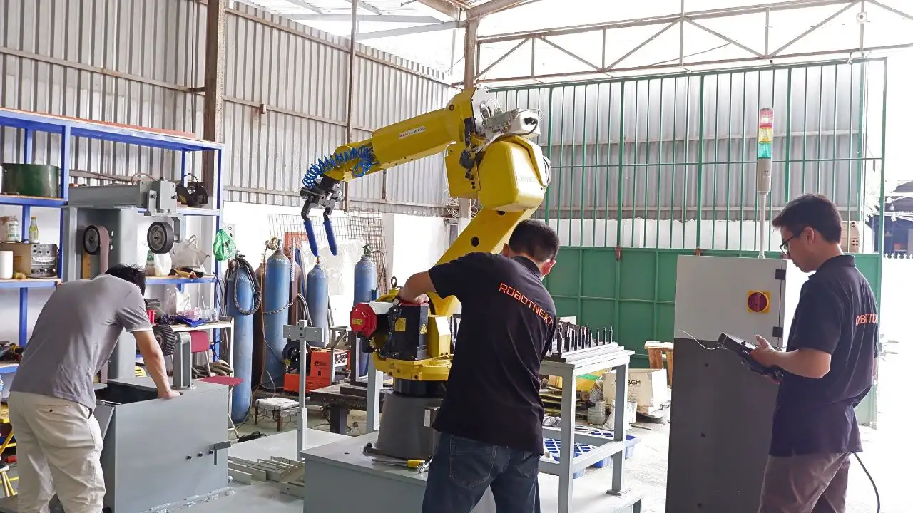 Đội ngũ kỹ sư ROBOTNEXT trực tiếp tích hợp và vận hành robot công nghiệp