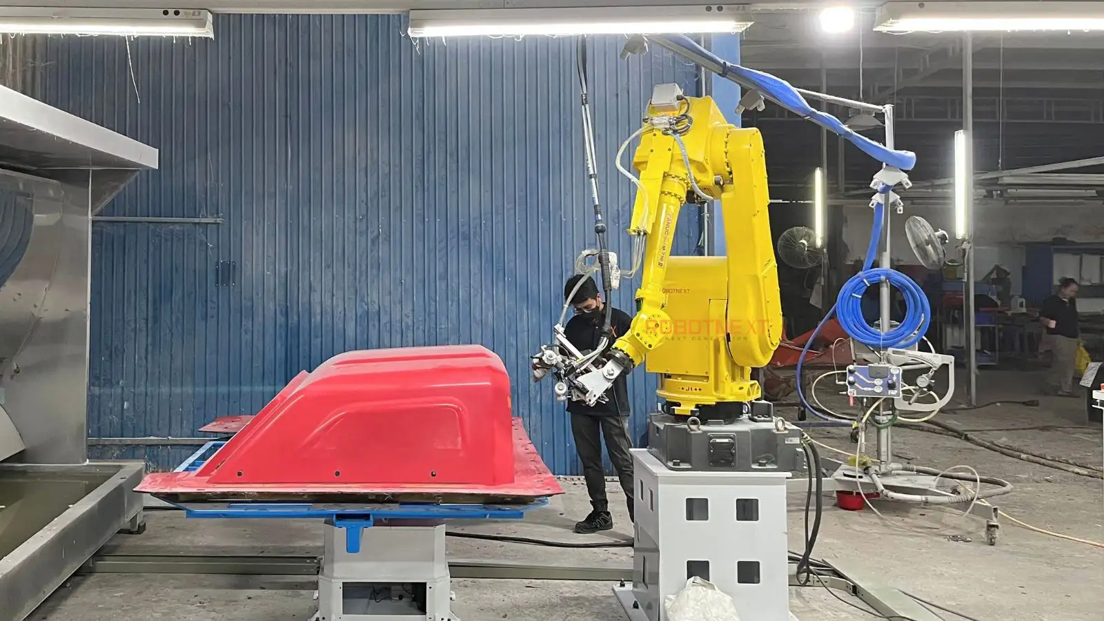 Vật liệu FRP là gì? Vai trò và ứng dụng trong sản xuất 6 Kỹ sư RobotNext lập trình robot Fanuc phun vật liệu FRP