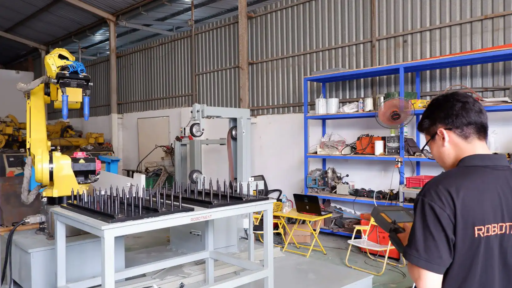 Tương lai của robot cấp phôi với máy mài CNC tự động 5 Kỹ vận hành dễ dàng lập trình robot bằng bộ điều khiển cầm tay