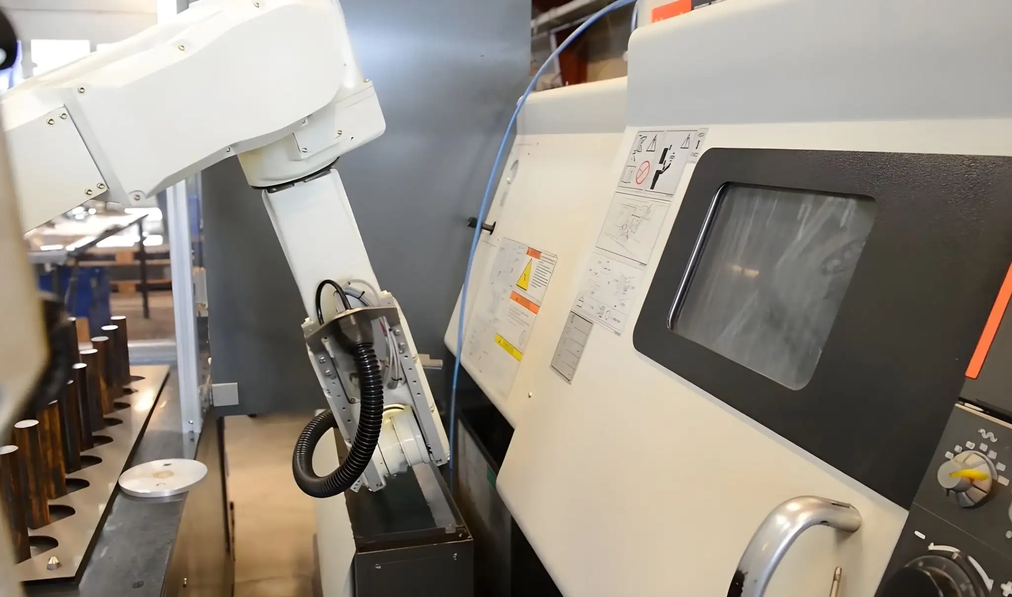 Cấp và lấy phôi tự động ổn định và linh hoạt bằng robot cho máy CNC