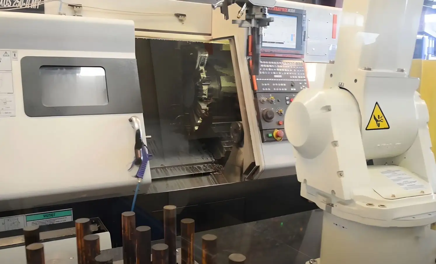 Robot tự động làm việc với máy CNC giúp tăng năng suất