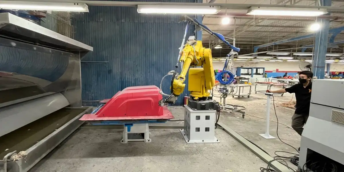 Công nghệ phun sợi FRP là gì? Lợi ích và ứng dụng 4 Tự động hóa quá trình phun FRP bằng robot công nghiệp