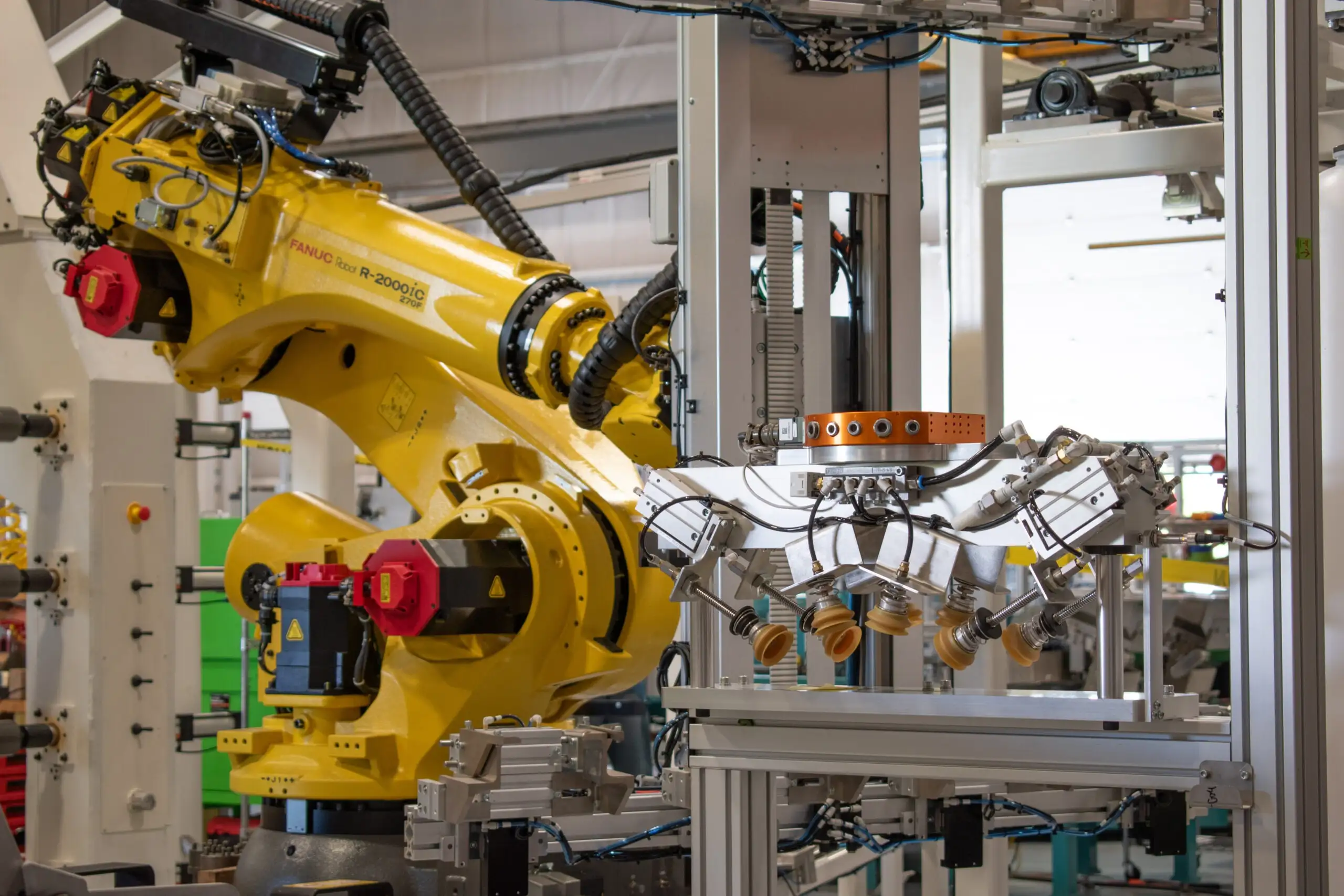 Cánh tay robot công nghiệp FANUC với bộ EOAT hút chân không