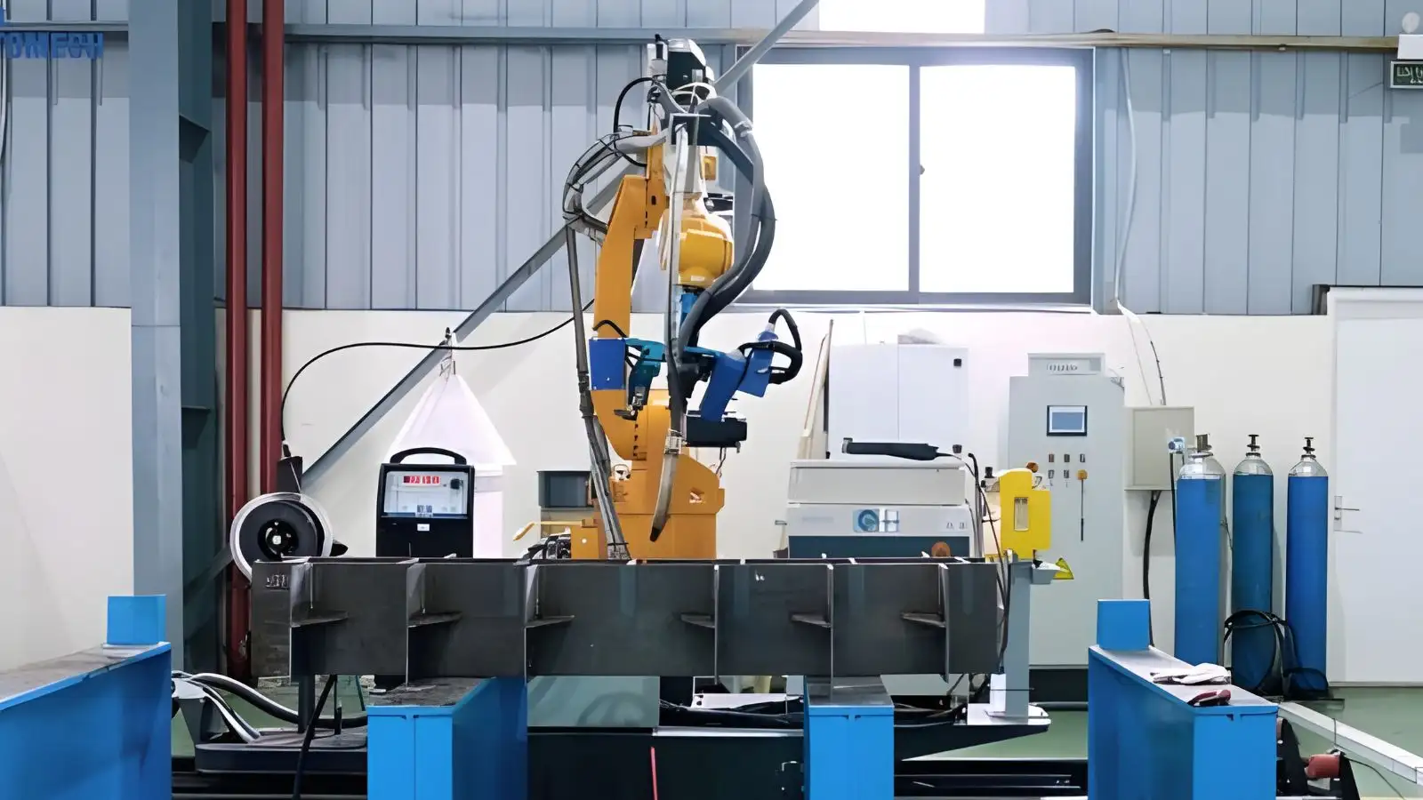 Ứng dụng của robot hàn kết cấu thép trong sản xuất công nghiệp