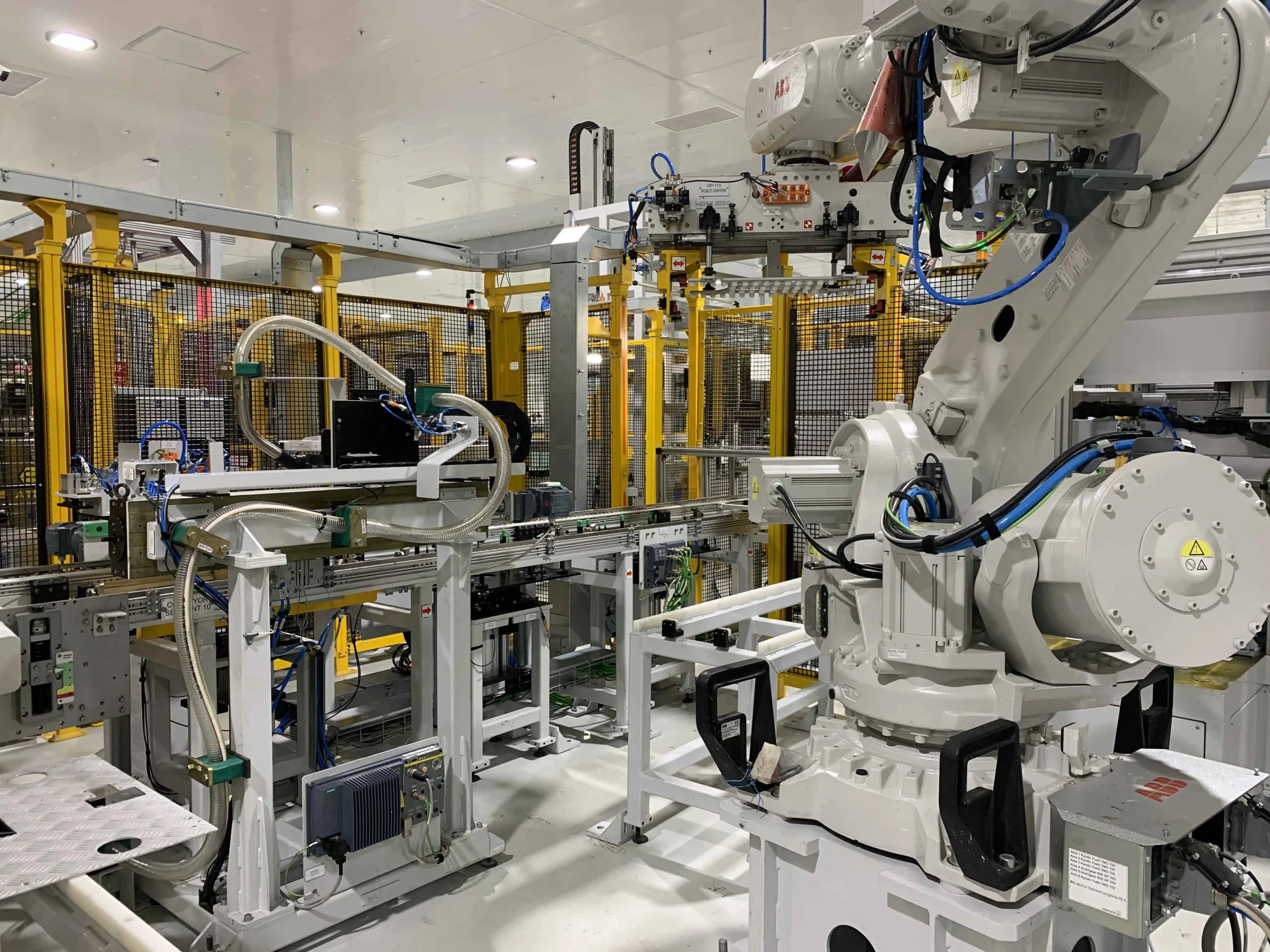 Robot ABB thúc đẩy sự bền vững tại Volvo Cars 3 Robot ABB trong hệ thống lắp ráp ô tô công nghiệp