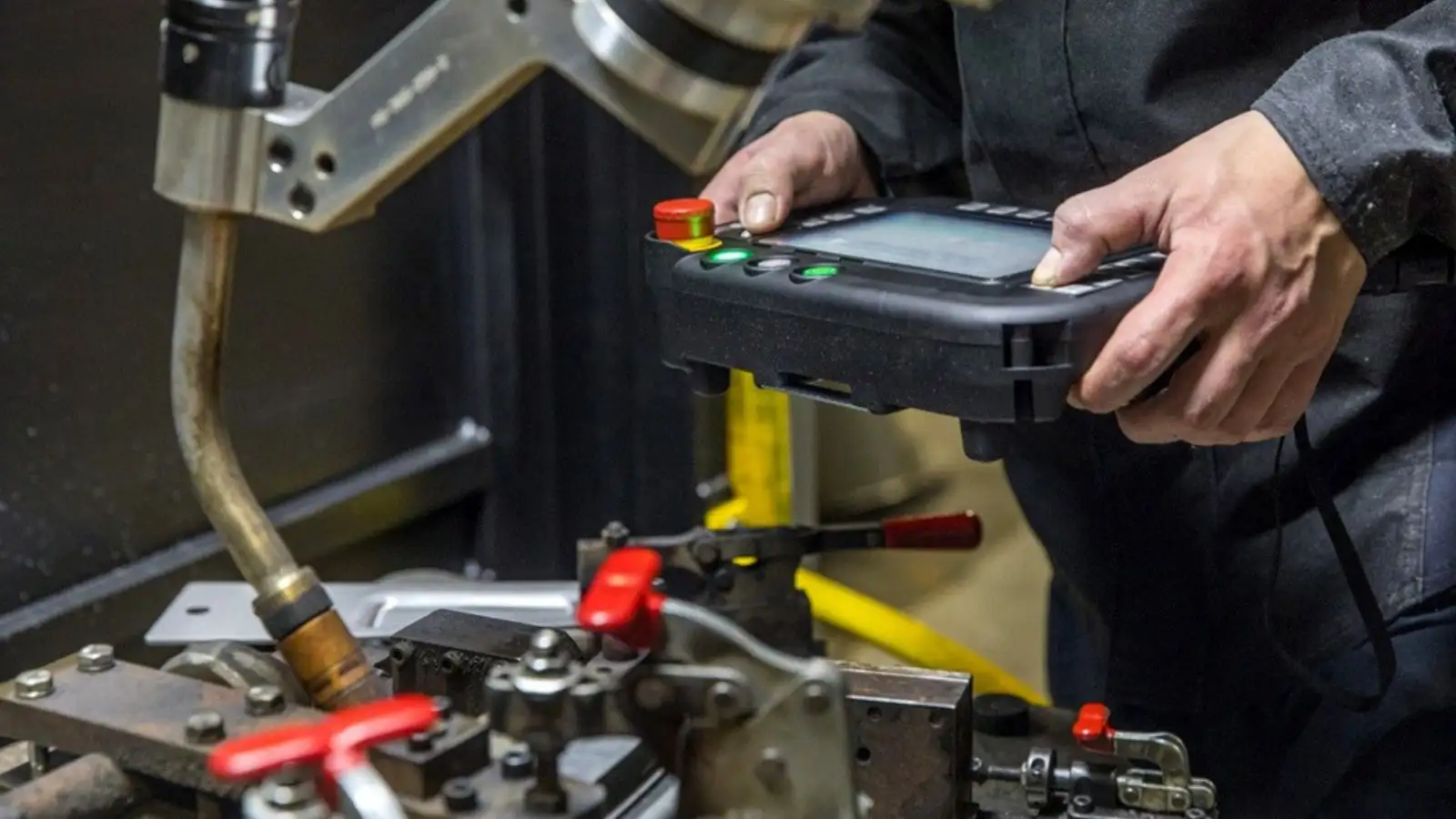 Hướng dẫn chi tiết lập trình robot hàn cơ bản cho doanh nghiệp mới 3 Sự phối hợp giữa bộ điều khiển, robot và mỏ hàn