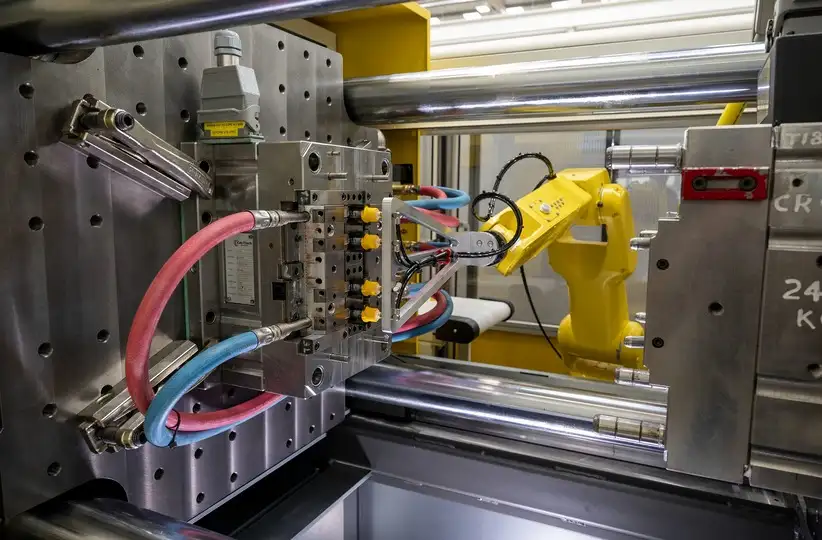 Hỏi đáp về cánh tay robot công nghiệp trong ngành sản xuất nhựa