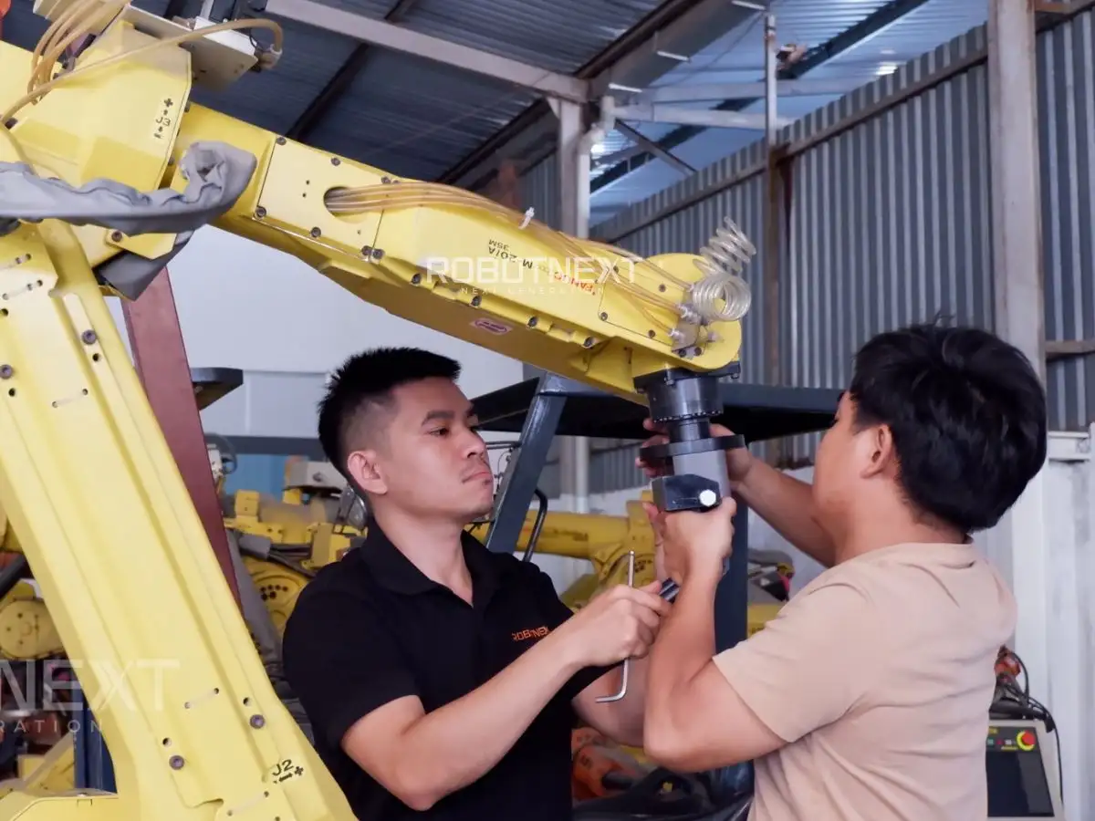 Lắp ráp cánh tay robot và các lưu ý cần biết trước khi thực hiện 4 Robotnext triển khai lắp ráp và căn chỉnh robot công nghiệp