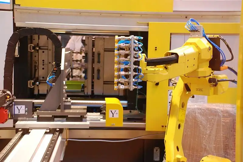 Hỏi đáp về cánh tay robot công nghiệp trong ngành sản xuất nhựa