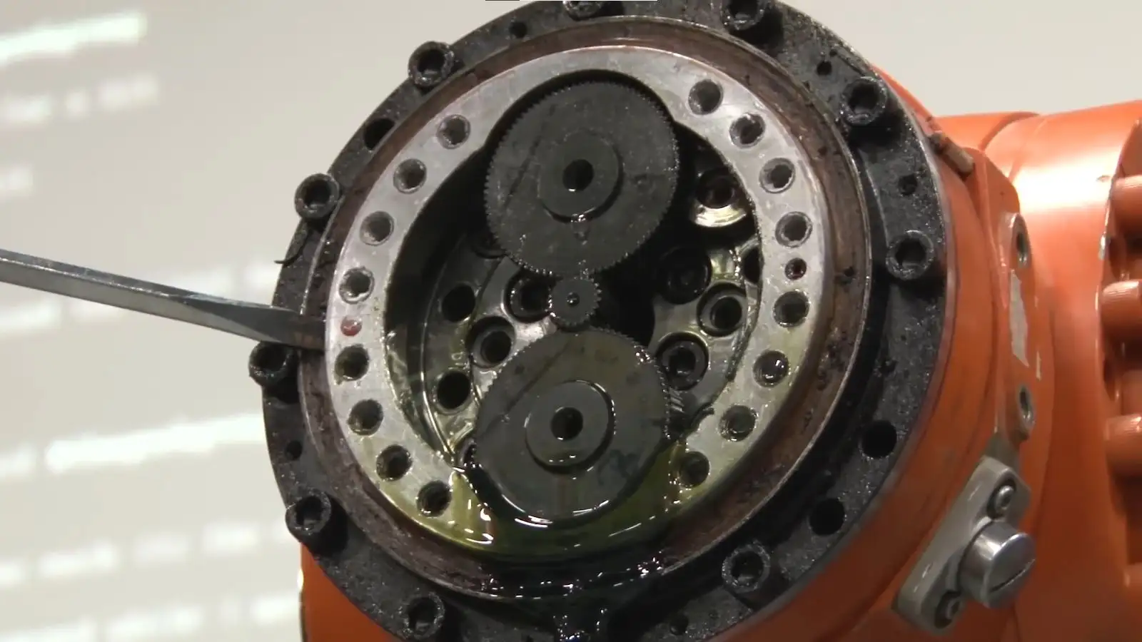 Hỏi đáp về dịch vụ sửa chữa robot công nghiệp tại Robotnext 4 Sửa chữa hộp số, bánh răng truyền động trục robot công nghiệp